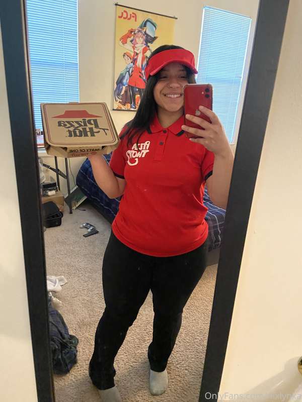Pizza Thot here & ready to serve fat cheeks- I mean pizza. P..