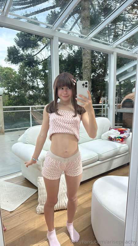 It’s kinda giving pull me by the waist vibes 😳 1