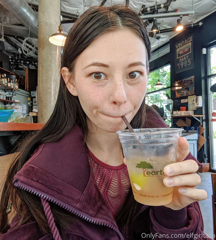 oh geez this is not flattering D: anyway, I got a cocktail! ..