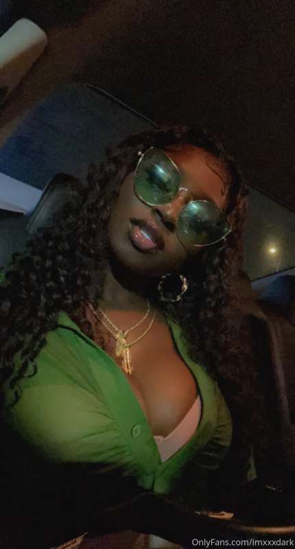 I look good in green huh? 💚🍫