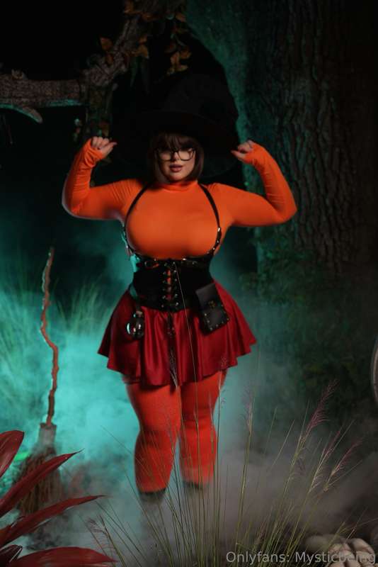 Day 19/31 days of Halloween | Witchy Velma 🧡🧡🧡 6