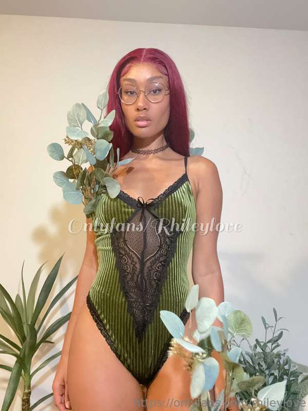 She wants you to watch her fuck her plant friends in her tig.. 4