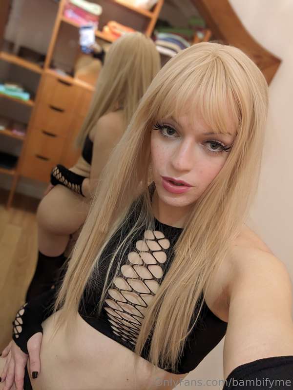 Let me lick that juicy cock 👅