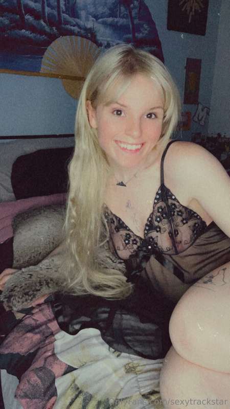 This 🔥hot 🔥 MILF next door has been daydreaming all day. 🫦  .. 1