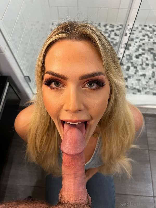 she’s happiest on her knees 👅  3