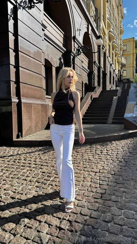 How do you like my look? 😉💃 Tell me your thoughts! 😘✨
