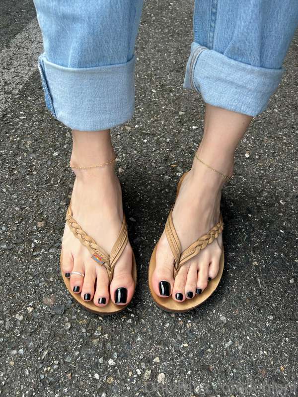 Toes you slave for 🖤 I want you to think about my feet tonig.. 1