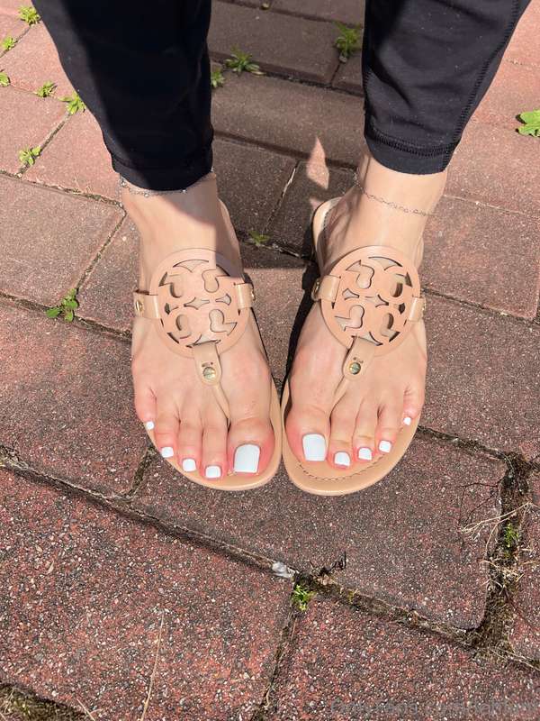 New toes 🩷 gotta go white at least once for the summer 😘 5