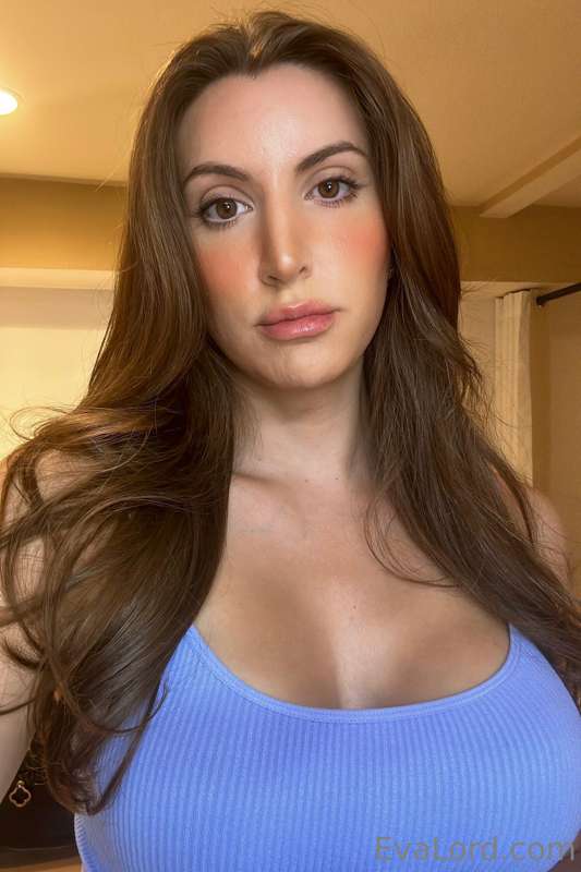 Would you get on your knees for mommy? 😌