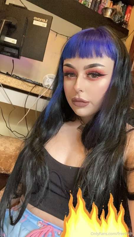 sub to my paid account and dm me with the reference “FREE” a..