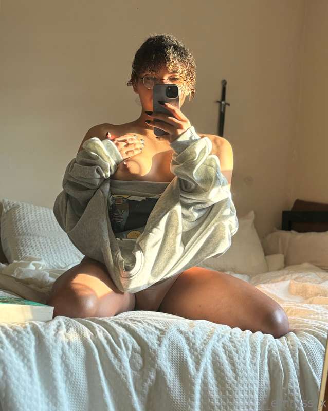 Wishing this was you, bulging in my throat. 🤤 5