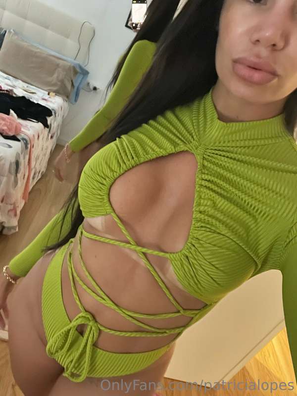 Do I look hot in this babe??? 💚🥵