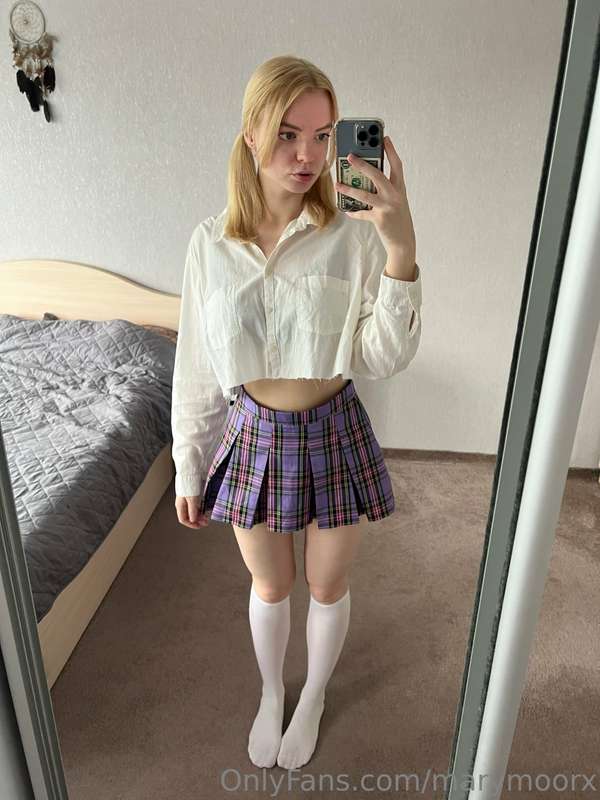 I love showing my fans what sexy lingerie I'm wearing and I'..
