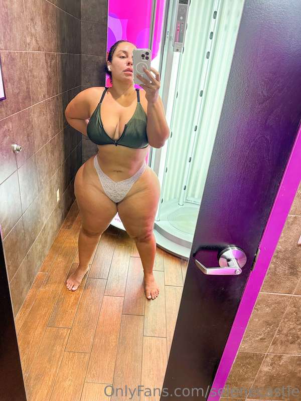 I been working on my tan 🥰🥰🥰🩷 2