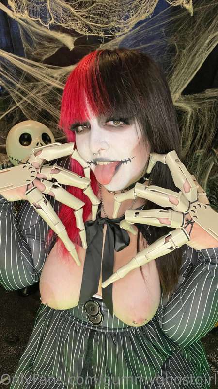 This is Halloween! Everybody make a scene! 🎃🖤 8