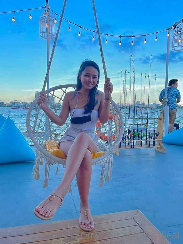 **Want to swing with me?** 🍍