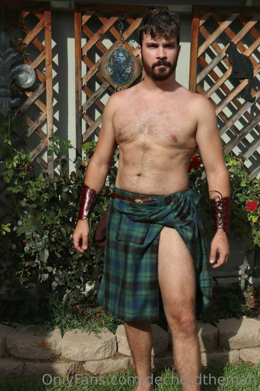You can take a peek behind the kilt 😏 4
