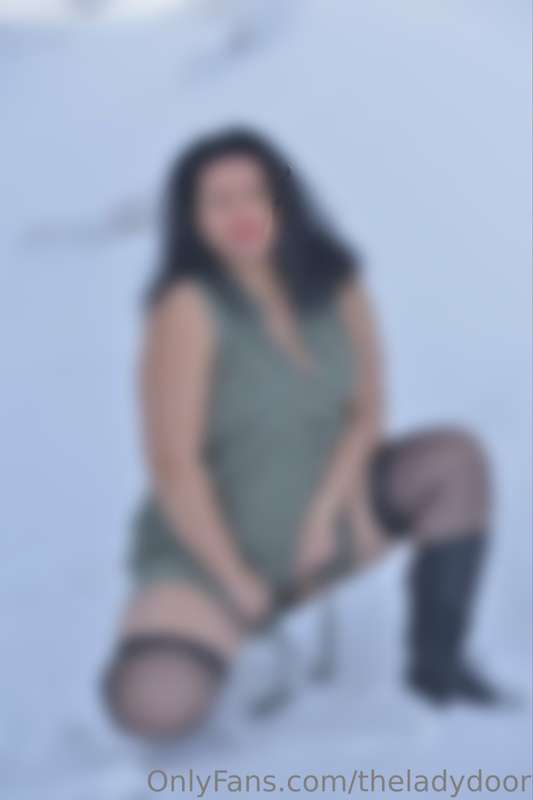 Can you guess what's under my dress 🤔🥵😜😘