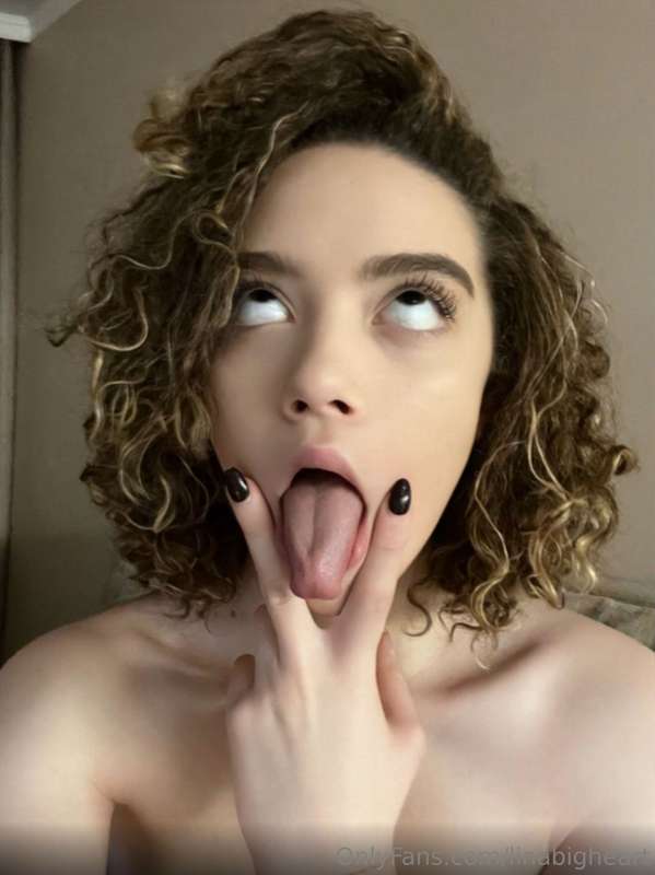 Let me distract you👉@evacurly💋 Cute girl @evacurly loves to ..