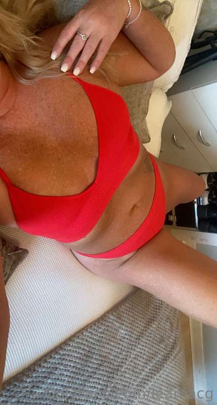 Think I’ll wear red today getting myself in the Christmassy ..