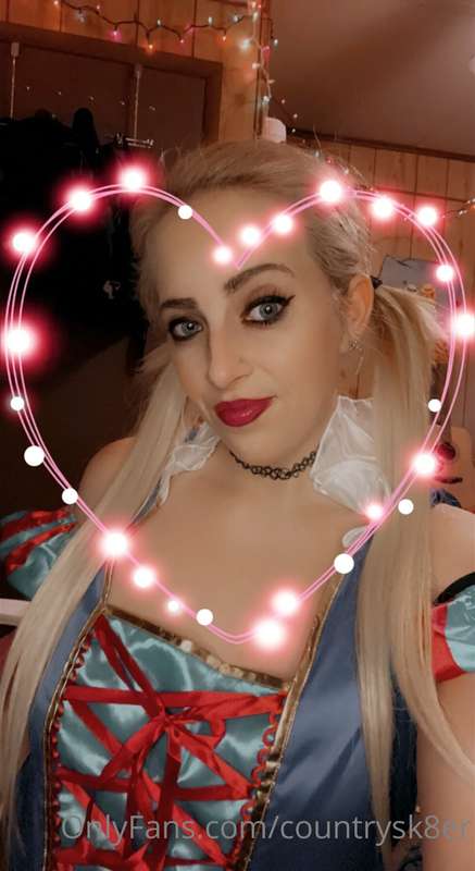 Ever seen a Snow White with blonde hair? Now u have! 5