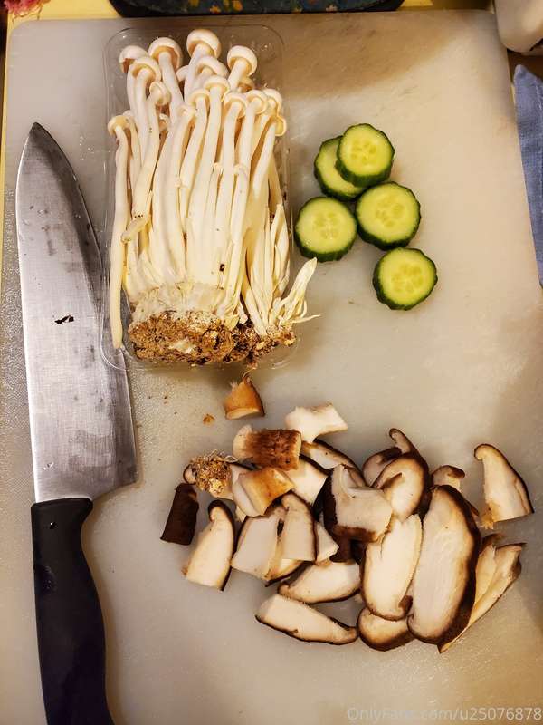 Cucumber, Shitake + Seafood Mushrooms Stirfry and Spaghetti .. 5