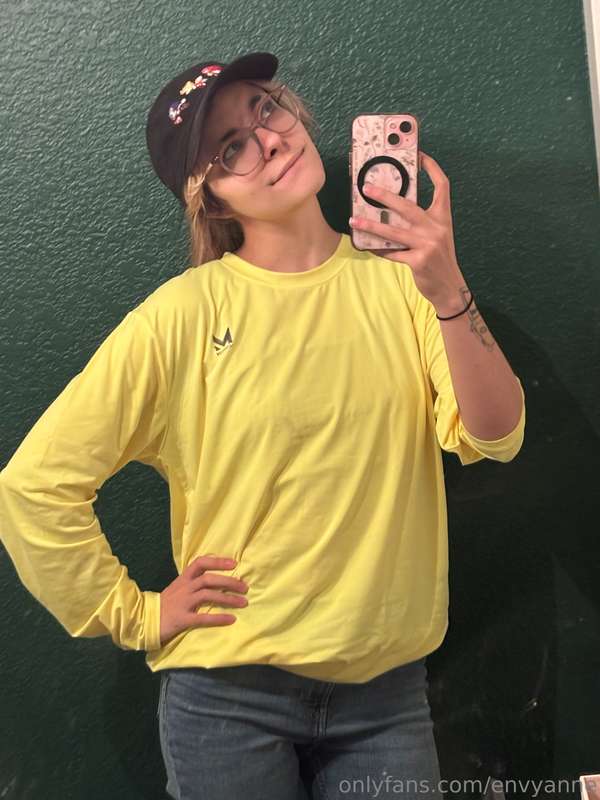 Did some yard work today and got all sweaty 🥰👍I need a massa.. 6