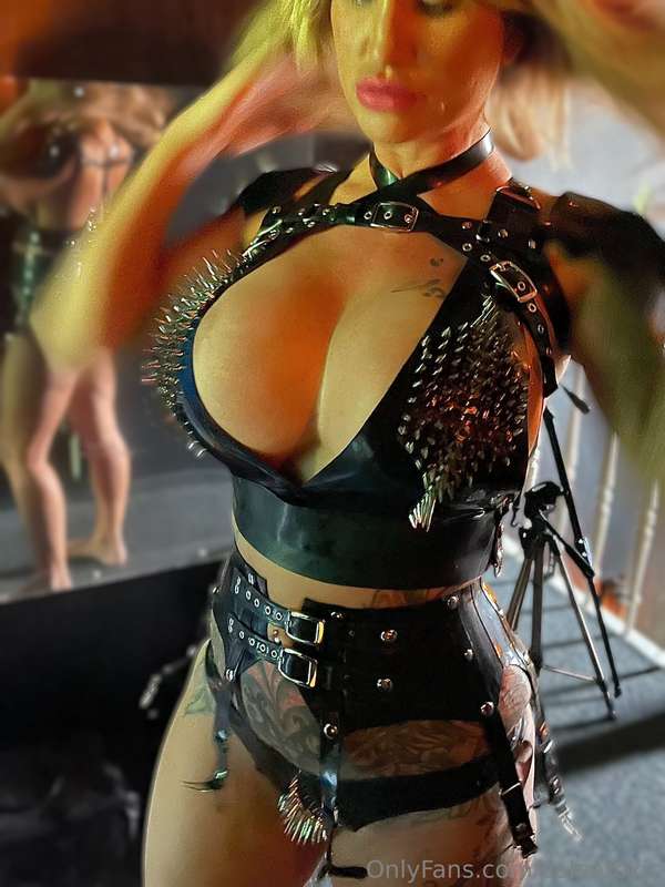 The ideal latex outfit for intrusive gropers 😈