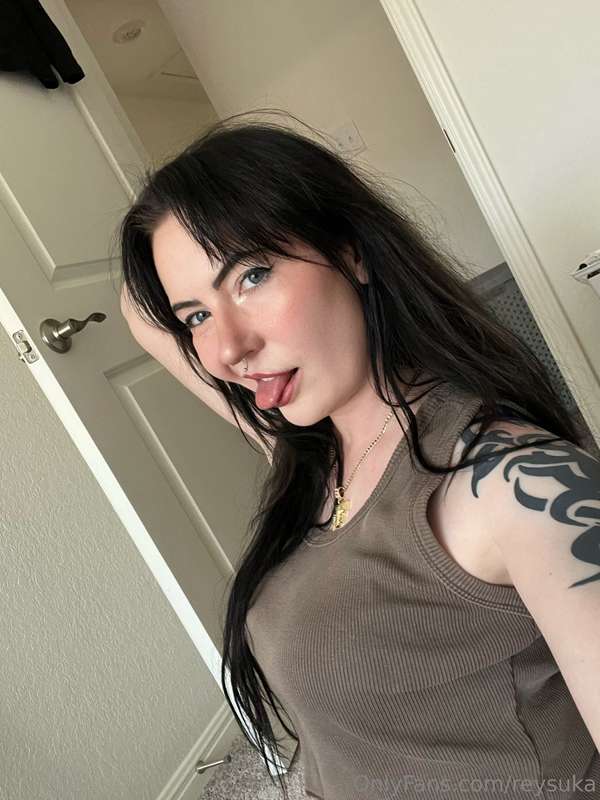 Kinda want someone to pull my hair 🥴 any volunteers? 1