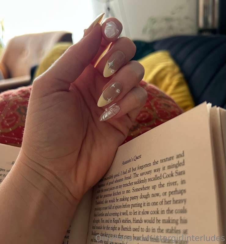 These gooorgeous nails keep distracting me from reading ✨✨
