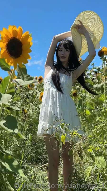 I went to the sunflower field with my friends😉🌻
It's windy a.. 1