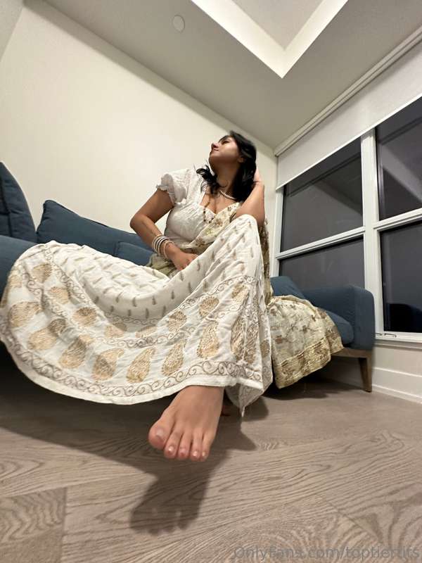 Desi Girlfriend's Secret Desire: SFW Photo Set 2

Model: @th.. 13