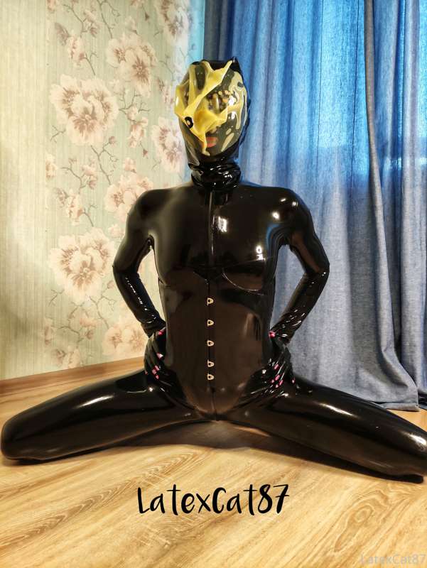 A night of latex inspiration .. Rubbery, little air in the m.. 5