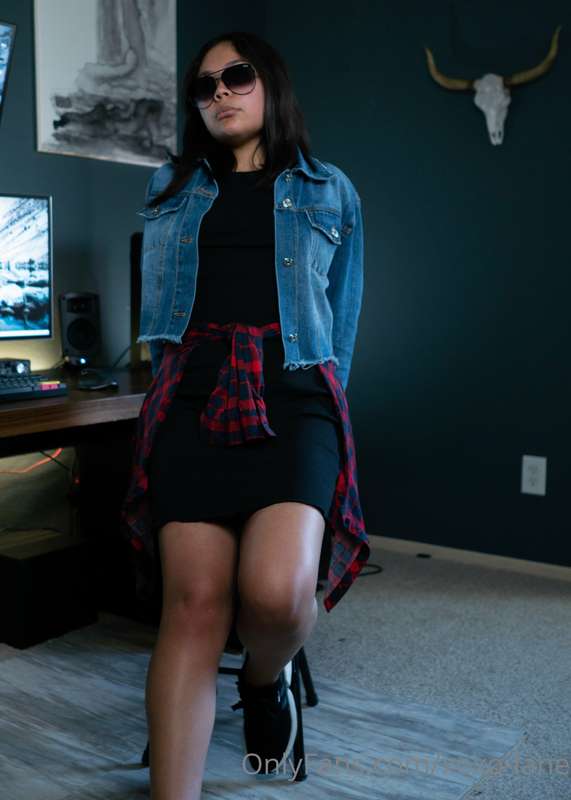 He noticed I was going commando so we fucked in his office 😈 8