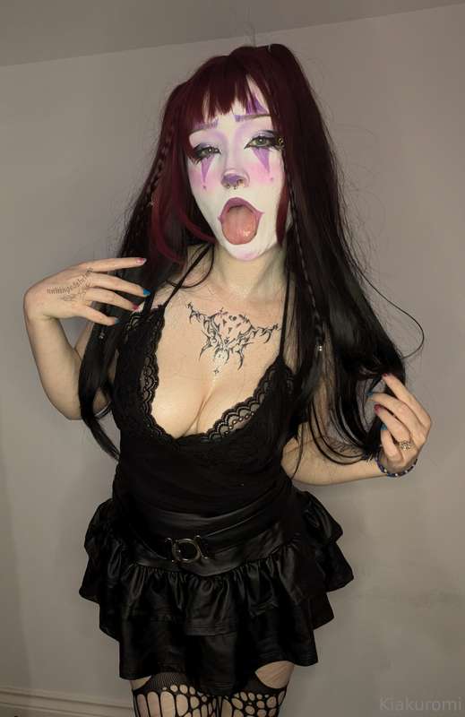 Wanna play w me? We could be silly together and make a mess .. 8