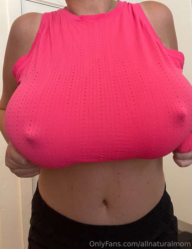 Keep your eyes on the nipples 😵‍💫🤹‍♀️ 😂 1