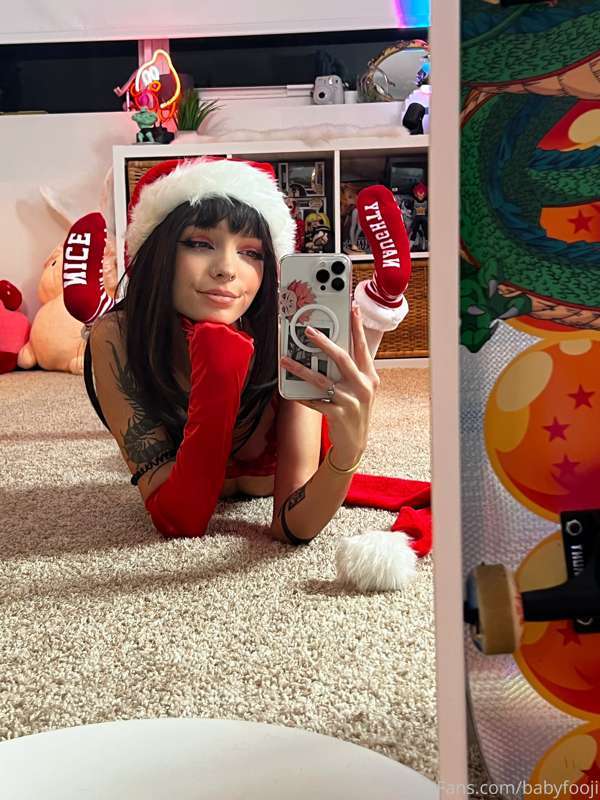 Santa's little assistant 🤫🎄🎁❄️🎅🏼🦌🍾 6