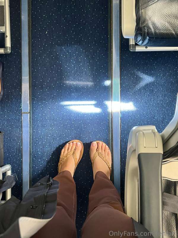 Full flight, middle seat 😩 only thing keeping my spirit up i.. 5