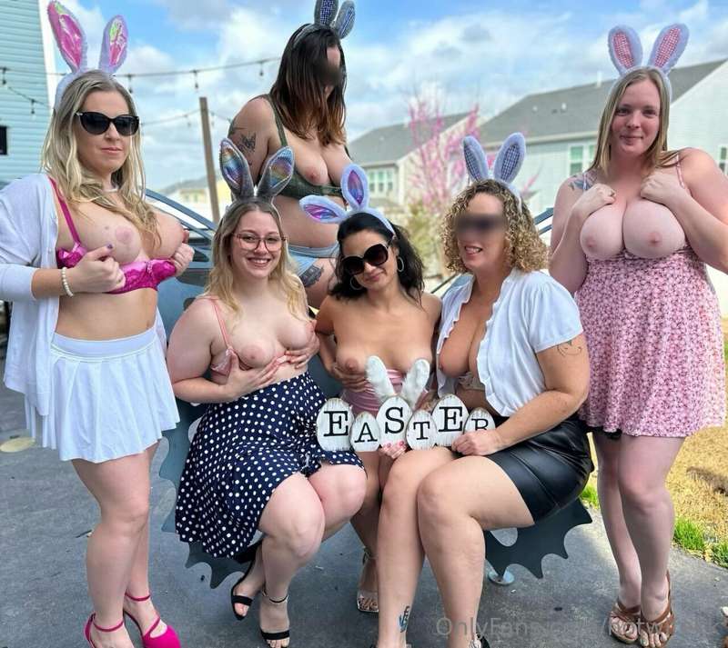 Swipe to see our boobies 😘

Happy almost Easter! 

@realhotw.. 1