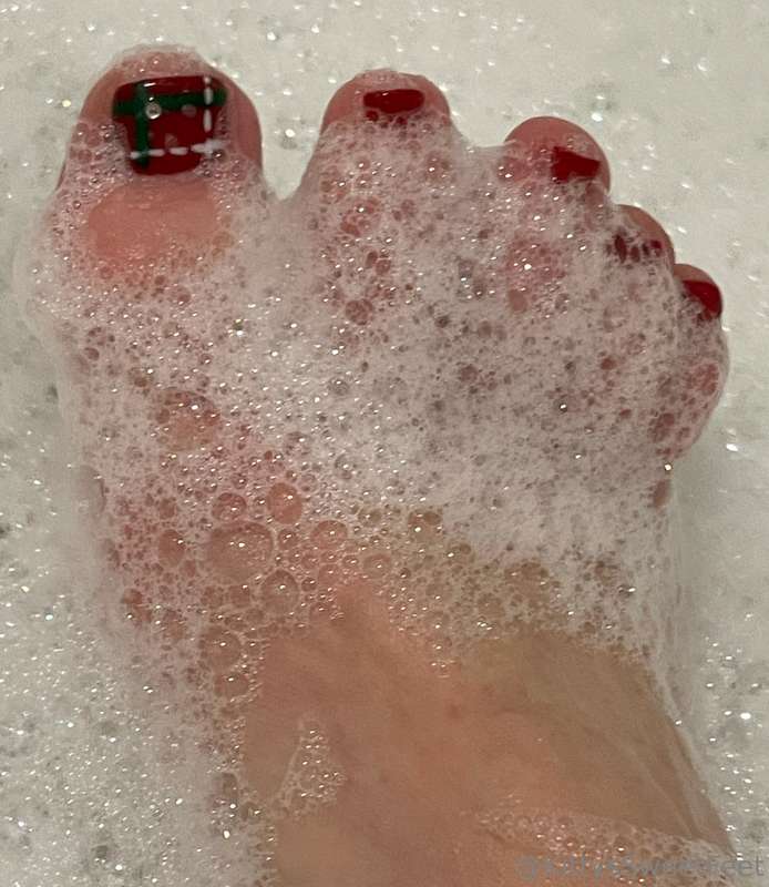Pre-reno vibes 🛁📸 I may have 35k pics, but these beauties de..