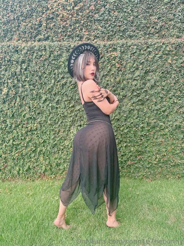 Bury your face in the shadows of my bare behind ( ㅅ ) 😈 P.s:.. 6