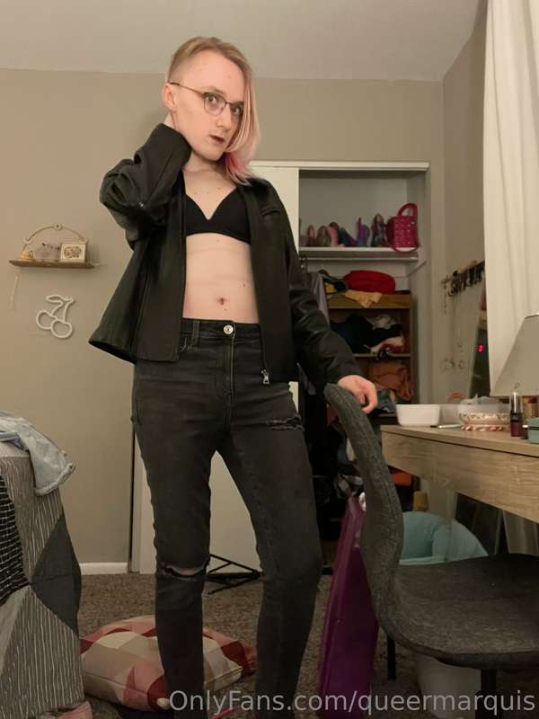 idk if it really counts as a goth girl gwednesday post (is i.. 3