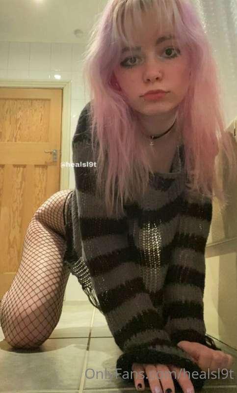 who wants a goth gf? 🖤 2