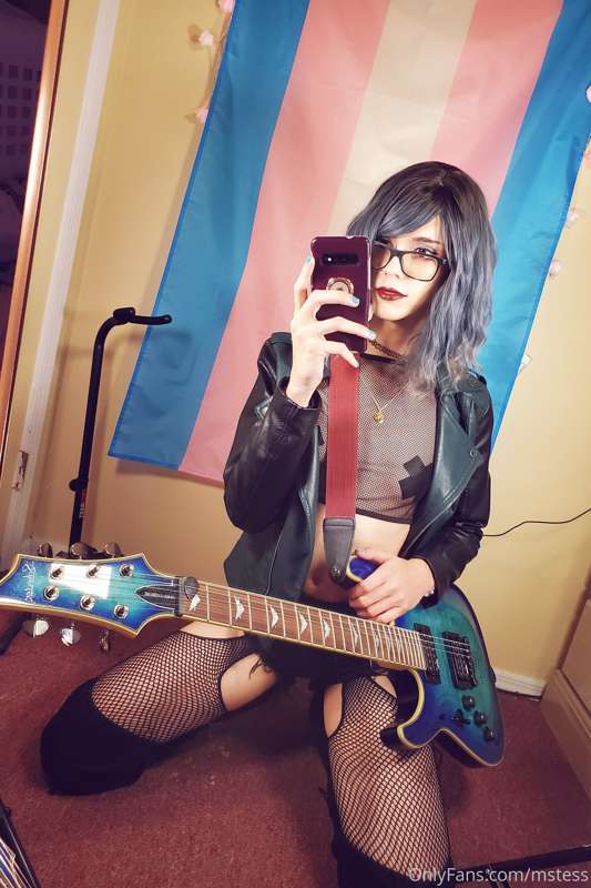Can i be your rocker chick? 😈