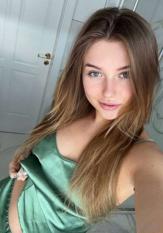  @lealealuxe She is waiting for you❤️❤️ @lealealuxe ❤️ Who w..
