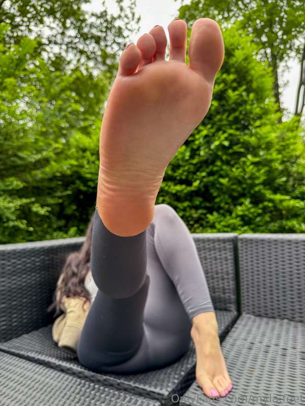 Showing off my new pedicure, dont i just look so cute? 😌🩷 4