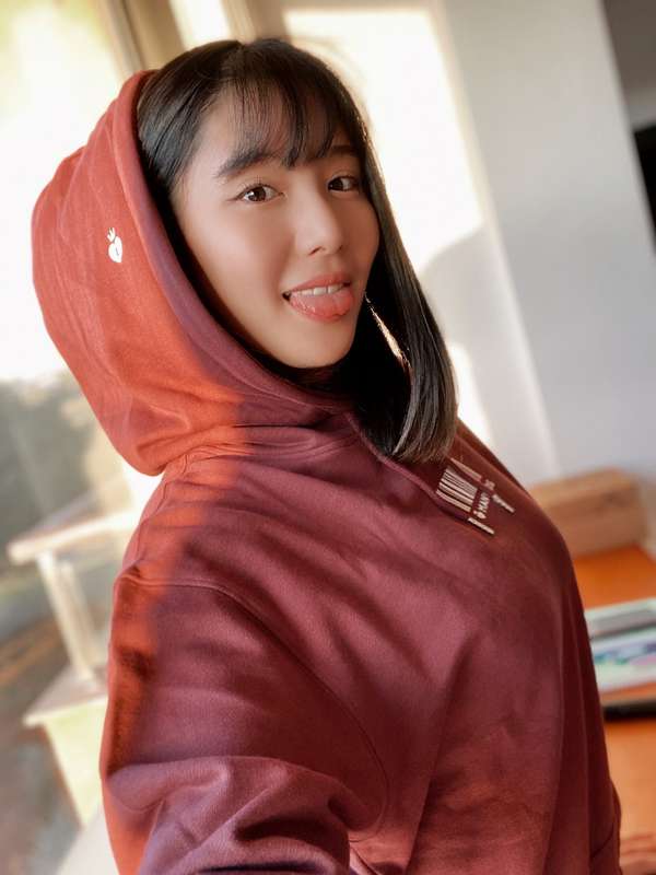 wanna check out what's under my hoodie?💕 3