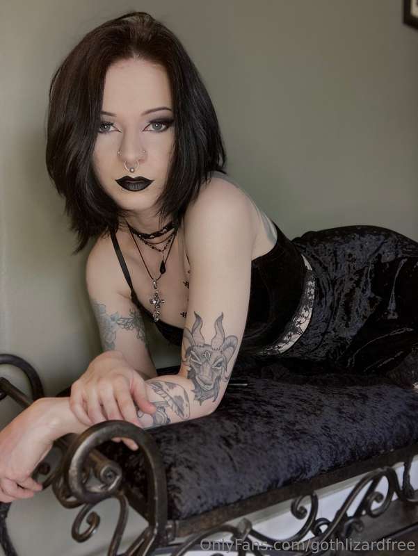 Velvet outfit on a velvet bench. I will slip my panties to t.. 4