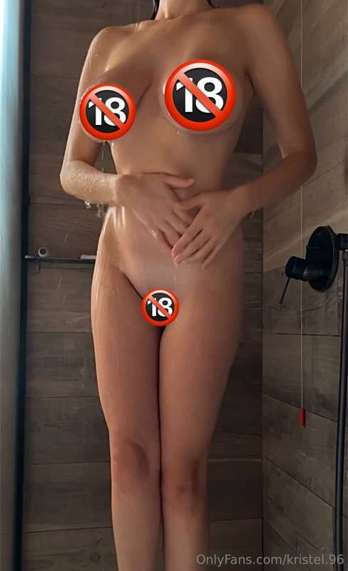 Una doccia bollente… In tutti i sensi 😈 Entri a insaponarmi?..