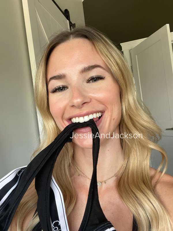 As promised…. Swipe for my dirty panties of the day 😉
-Jessi.. 4